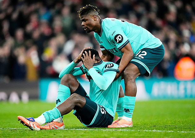 Salah překonal Rooneyho, Arsenal vyhrál po vlastních gólech Wolverhamptonu