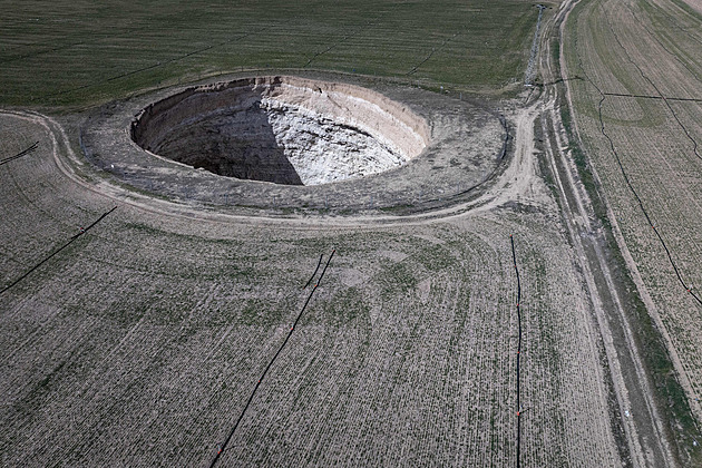Co když se propadnu já? V Turecku zejí stovky jam, jsou hluboké až desítky metrů