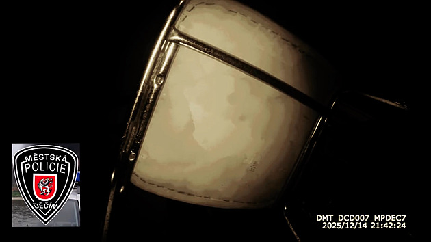 Policie zasahovala v bytě u agresivního muže. Pak chtěl skočit z balkonu