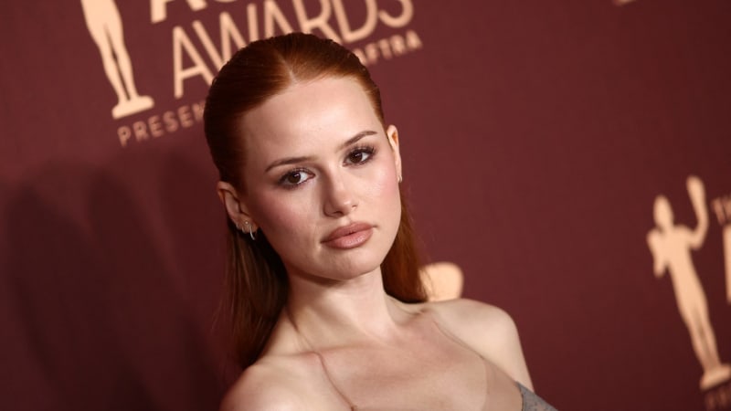 OBRAZEM: Odhalená ňadra přímo na červeném koberci. Herečka Petschová modelem uhranula