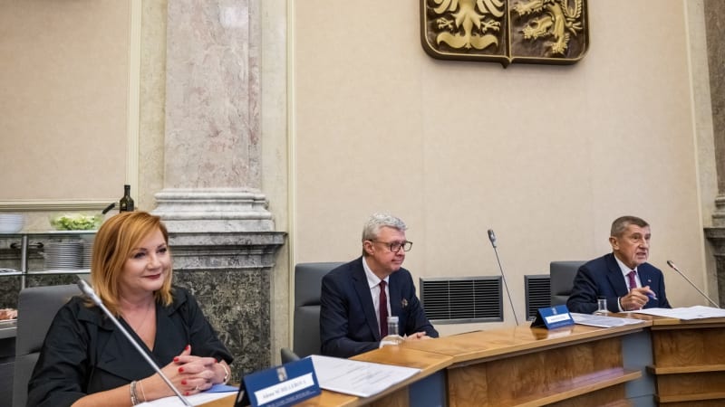 ON-LINE: Babišova vláda poprvé řádně jedná. Řeší emisní povolenky či migrační pakt