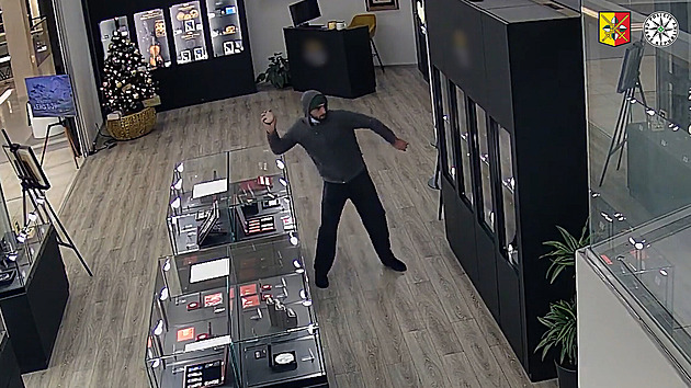 Blesková krádež v Praze. Zloděj kamenem rozbil vitrínu, zmizel se zlatem za miliony