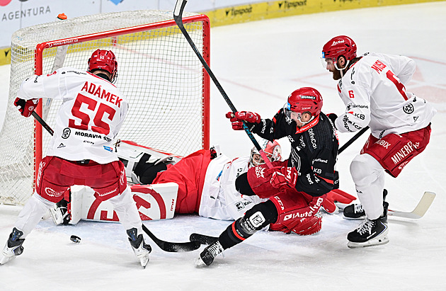 ONLINE: Dojde ke změně lídra? Pardubice hostí Olomouc, Třinec čelí Hradci