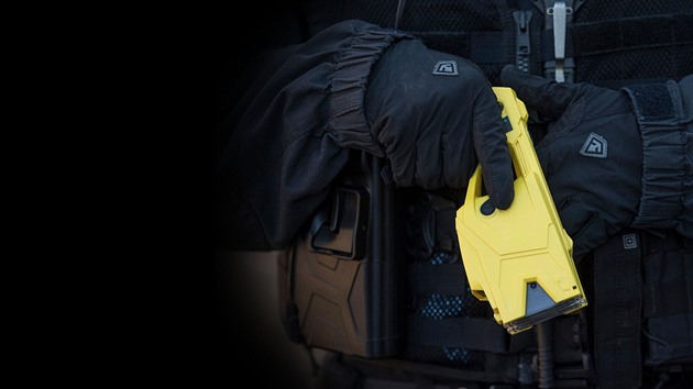 Muž po zásahu taserem upadl na nůž a zemřel. Na stíhání policisty není shoda