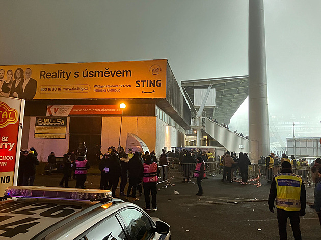 Pořadatelé v Olomouci důkladně kontrolují fanoušky Lechu. Pár cizinců už dovnitř nepustili