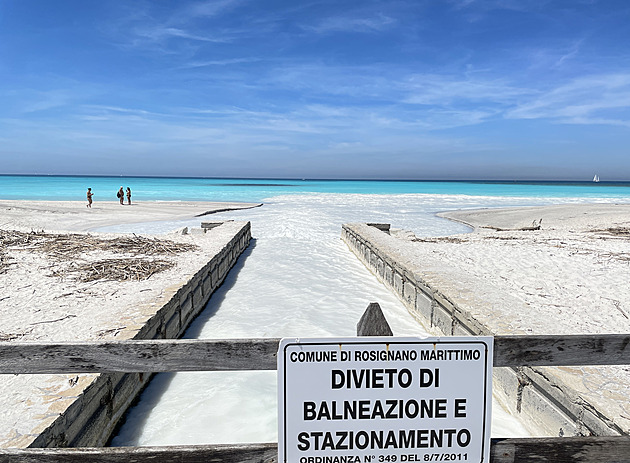 Je nádherná, ale koupat se tu nesmíte. Italská pláž má toxickou minulost