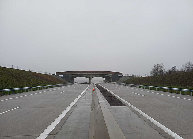 Hotovo po téměř šedesáti letech. Silničáři zprovozní poslední úsek D1