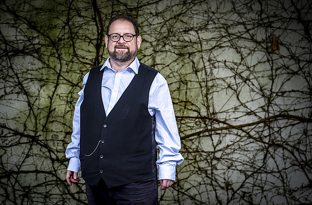 Kapr s knedlíky. Bramborový salát vznikl, aby ženy po práci stíhaly, líčí historik