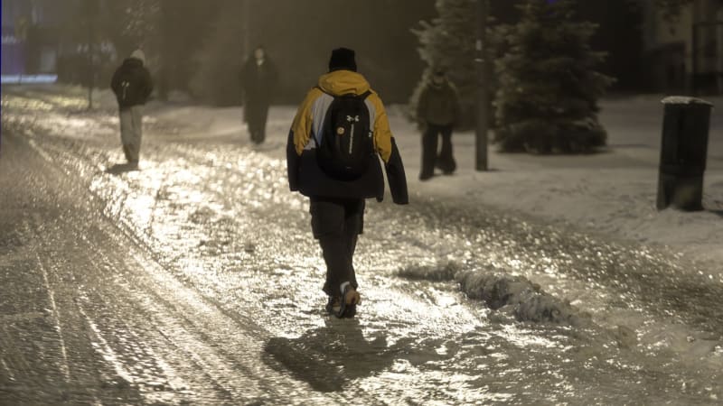Platí rozšířená VÝSTRAHA: Ledovka hrozí kromě Moravy i v Čechách. Trvat bude déle