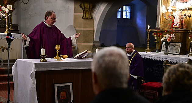 Lidé zaplnili kostel, aby uctili hrdinu „Cícu“. V Chřibské se loučili s obětí střelby
