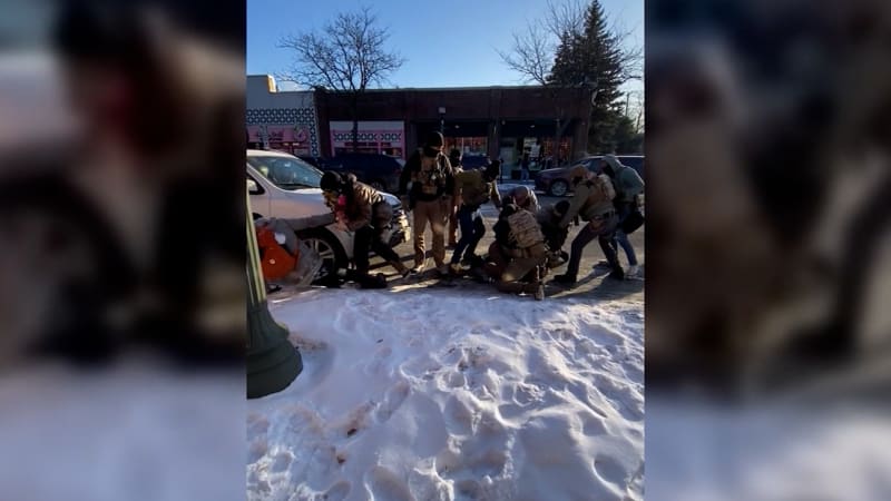 Muž před zastřelením zbraň nedržel. Videa svědků tragédie v USA odporují slovům vlády