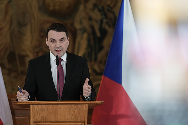 O Pavlovi na summitu NATO se nerozhodlo, řekli Macinka i Okamura. Chtějí ale Babiše