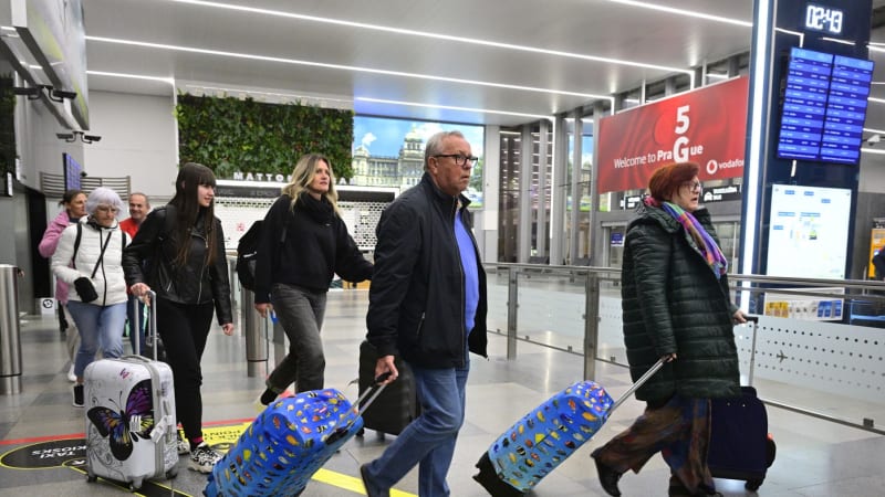 Návrat prvních Čechů z Ománu: Jedna rodina prožila cestou na letiště drama. Mnozí si oddychli