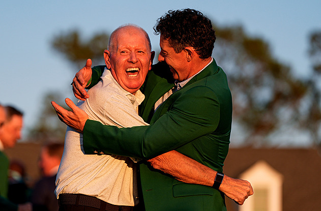 Tati, mami, koukejte. McIlroy sám nevěřil: S tímhle vyhrát? Pomohly i výlety tryskáčem