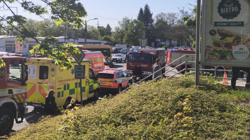 Evakuace ve Zlíně: V obchodním centru unikla nebezpečná látka, dva lidé skončili v nemocnici
