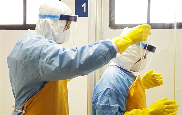 Do Česka míří Američan s podezřením na ebolu, ujme se ho Bulovka