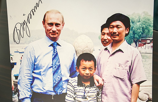 Znovu po 26 letech. Putin se v Číně sešel s mužem, kterého potkal jako malého