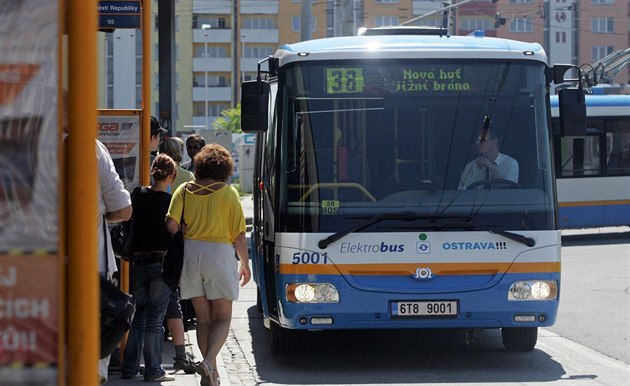 Šup do MHD, motivuje Ostrava placeným stáním i slevou za přesednutí na veřejnou dopravu
