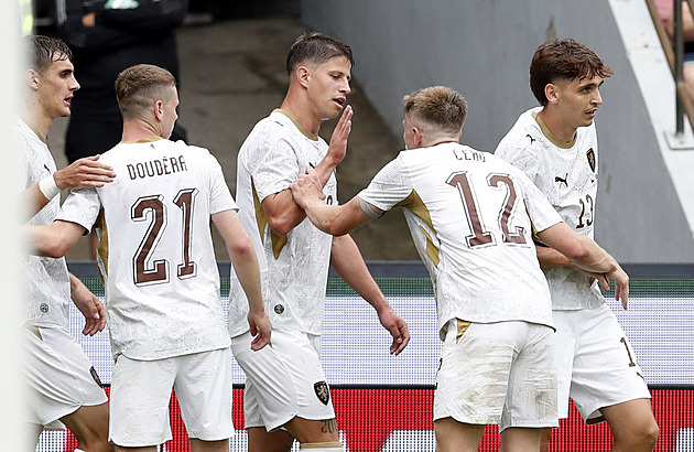 Čeští fotbalisté už jsou v dějišti MS, po nočním letu dorazili do New Yorku