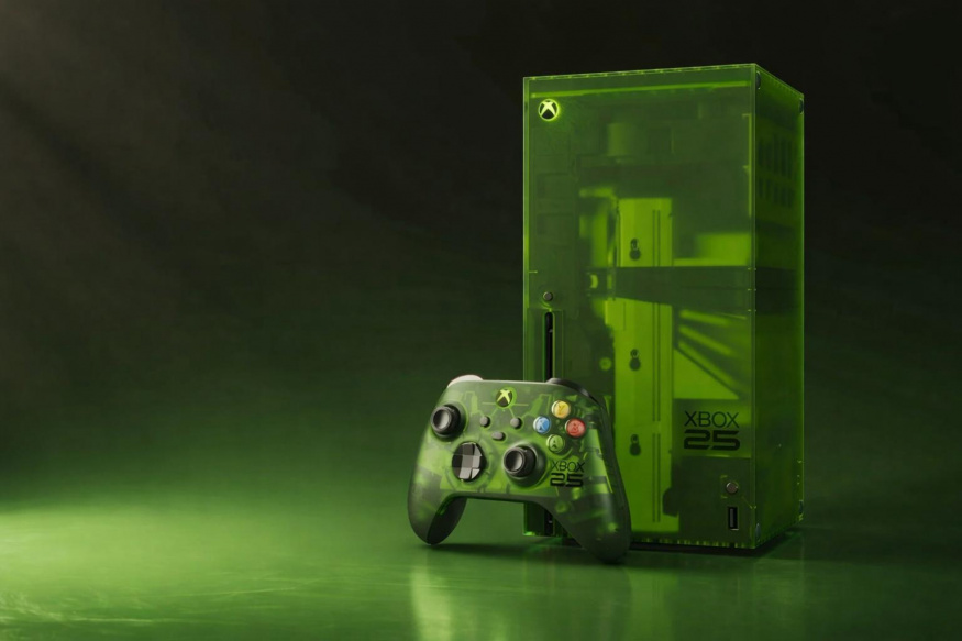 Xbox slaví 25 let. Microsoft k výročí připravil speciální průhlednou edici
