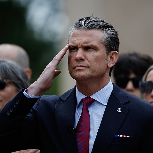 Dnes pláže obsazuje invaze migrantů, řekl Hegseth v Normandii. Groteskní pitomost, reaguje Evropa
