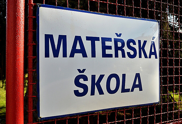 Klesající porodnost už dopadá i na školy a školky. V kraji ubylo pět mateřinek