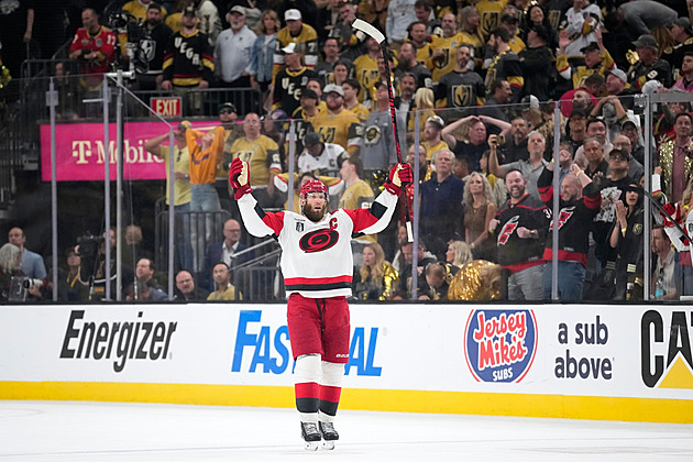 Staal dvěma góly zařídil Carolině vyrovnání finálové série proti Vegas