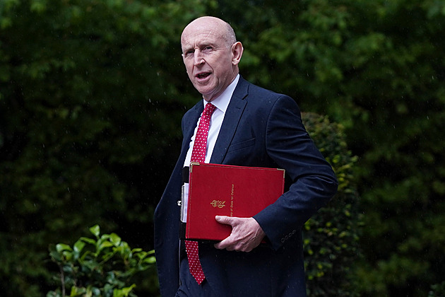 Britský ministr obrany rezignoval. Starmerovi vyčítá málo peněz na obranu