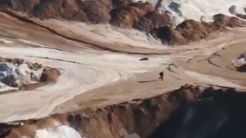 Skok do vody ruského vojáka nespasil. Ukrajinský dron ho pohřbil v lomu lavinou hlíny a kamení