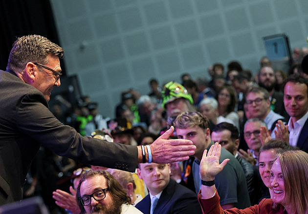 Starmerův rival se stal poslancem. Baží po změně a chce sesazení premiéra