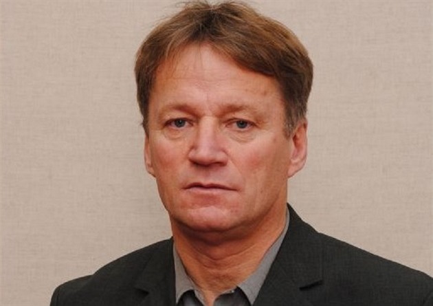Vešel do kanceláře a začal ho bít. Policie popsala útok na místostarostu Jirkova