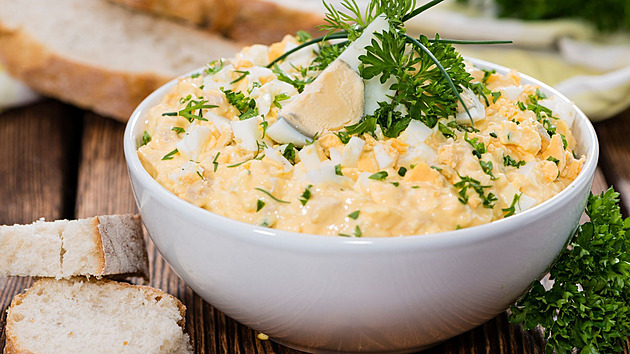 Recept na tradiční vajíčkovou pomazánku: 7 triků, aby chutnala jako od babičky
