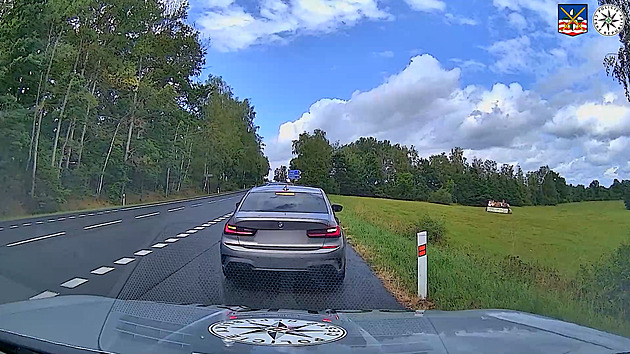 VIDEO: Řidič předjížděl náklaďák na dvojité plné čáře, přímo před policejní hlídkou