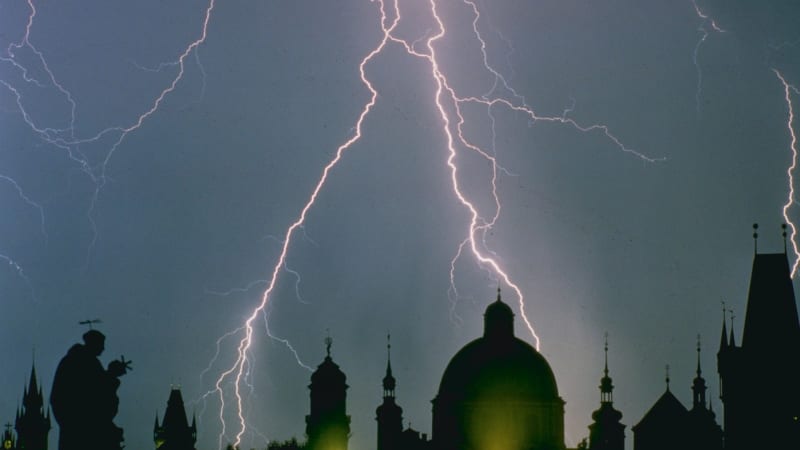 Do Česka vtrhnou bouřky se silným větrem. Meteorologové varovali, kde udeří jako první