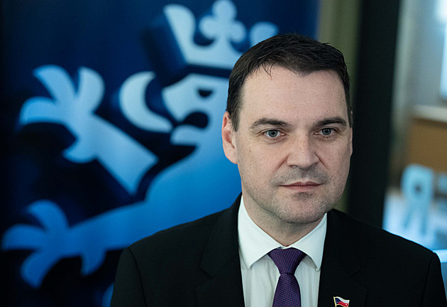 Macinka odvolal šéfku Českých center. Stávají se z nich státní neziskovky, kritizuje