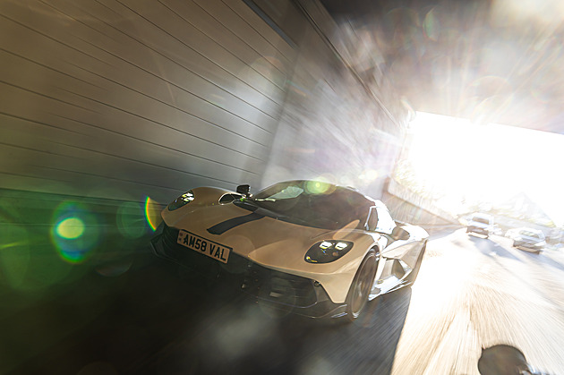 Automobilový skvost se promenoval Prahou. Pokochejte se nadupanou Valhallou