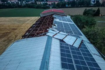 Částí území prošly bouřky se silným větrem. Lámaly stromy a poničily střechu