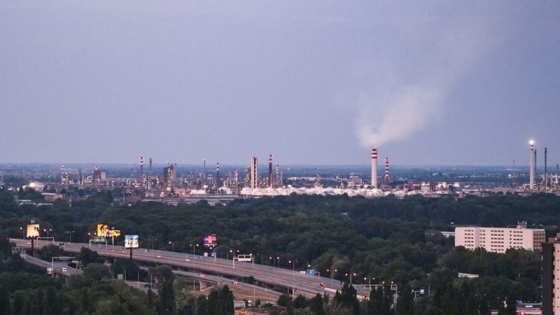 Bratislavou otřásl výbuch: Hoří rafinerie Slovnaft. Metropolí se šíří dým, zachycuje video