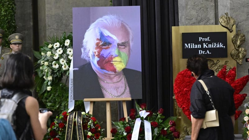 Poslední rozloučení s Milanem Knížákem: Odmítejme jako on každou lež a faleš, řekl Klaus