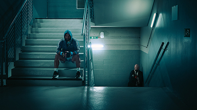 RECENZE: S Nedvědy do klece. Film Bojovník vědomě pracuje s žánrovými klišé