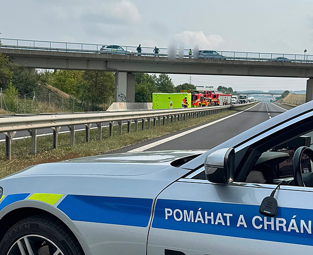 D7 u Loun stála kvůli muži na mostě nad dálnicí, pomohl vyjednavač