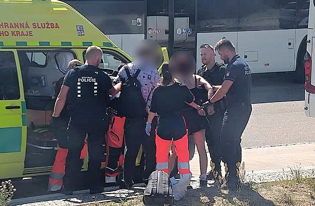 Černá pasažérka vyváděla na ulici. Sahala po pistoli a hrozila, že se pořeže