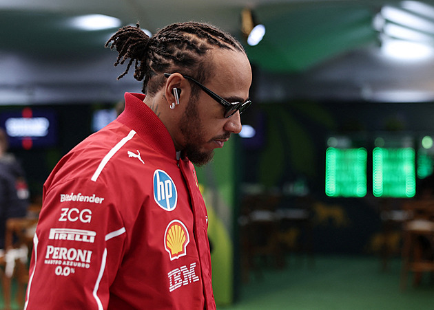 Máte mě za pokusného králíka? Hamilton kritizoval Ferrari, za své výroky se omluvil