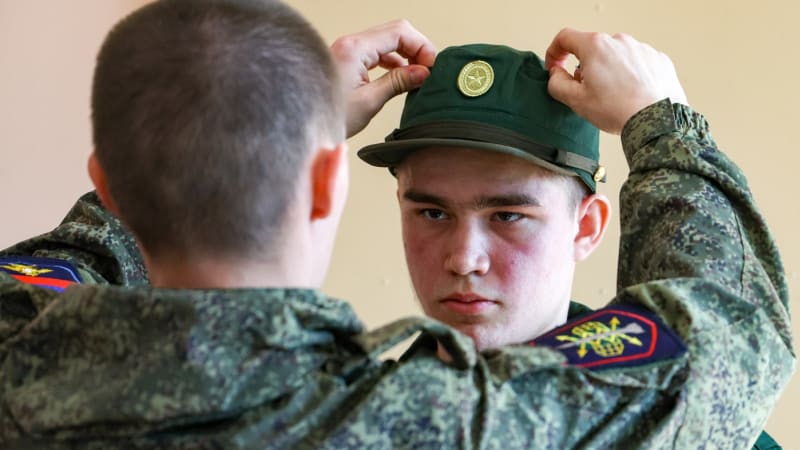 Rusové se brání náboru do války. V ulicích hlídkují dobrovolníci, muže chrání před odvodem