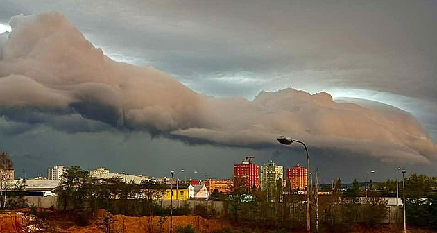 Nebe nad Plzní ovládl impozantní shelf cloud, meteorologové zveřejnili video