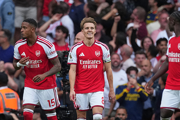 Arsenal v derby svalil Chelsea, Manchester United přišel o body s Evertonem v závěru
