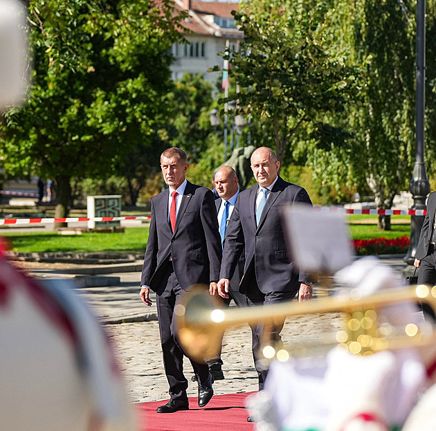 Babiš nabídl Bulharsku osm Skyfoxů. A varoval, že emisní povolenky zdraží život
