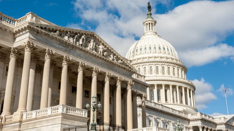Bič na kupce ruské ropy: USA schválily obří sankce, nejambicióznější pomoc Kyjevu Trumpovy éry