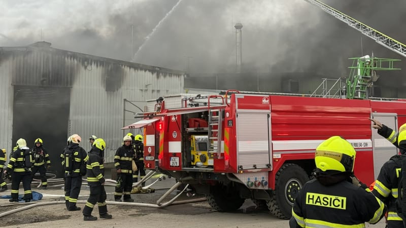 Hoří průmyslová hala v Rynholci. Hasiči na Rakovnicku vyhlásili třetí stupeň poplachu