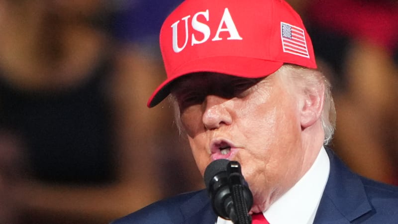 Trumpova válka s médii eskaluje: Přední americké televize ho přestanou vysílat živě